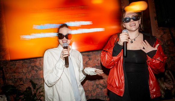 Helena Reynis í trylltri karaókístemningu