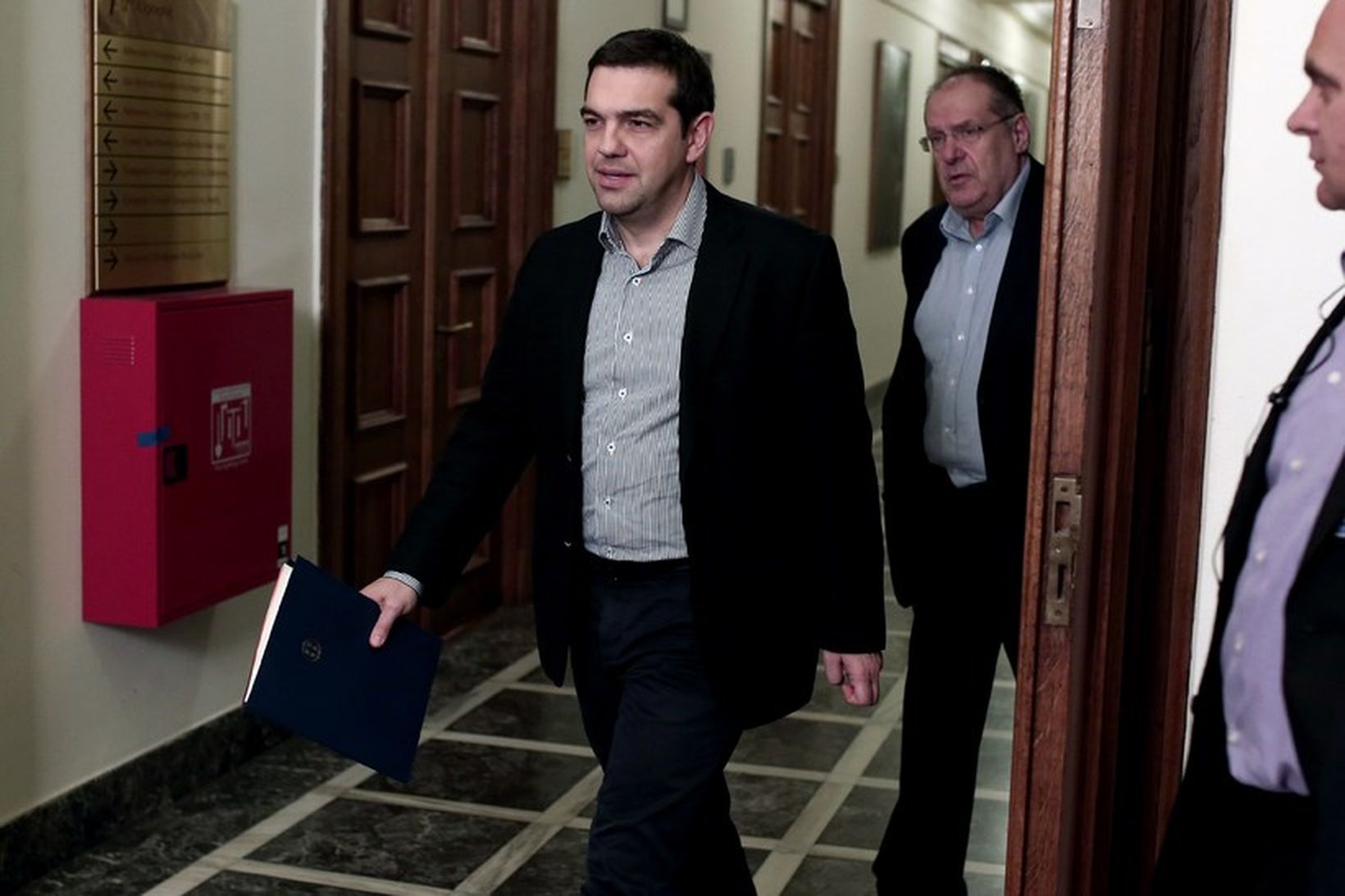 Alexis Tsipras mætir á ríkisstjórnarfund í Aþenu í gær.