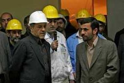 Mahmoud Ahmadinejad, forseti Írans, er hann skoðaði kjarnorkuvinnslustöðina í Bushehr í Íran í gær.