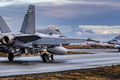 Í Keflavík Ljósmyndari blaðsins Árni Sæberg myndaði F-18 Hornet-þoturnar á æfingu finnsku sveitarinnar á öryggissvæðinu á Keflavíkurflugvelli í gær. Kraftmikil verkfæri í háloftunum.