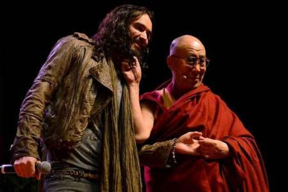 Russell Brand og Dalai Lama ræða heimsmálin við ungt fólk í Manchester.