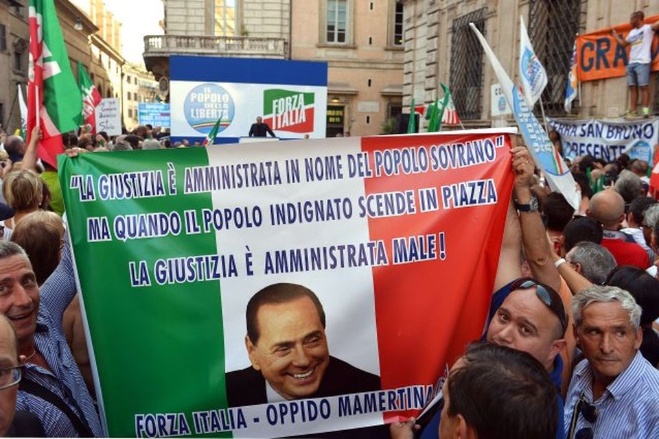 Mörg hundruð manns hafa komið saman við heimili Silvios Berlusconis í Róm.