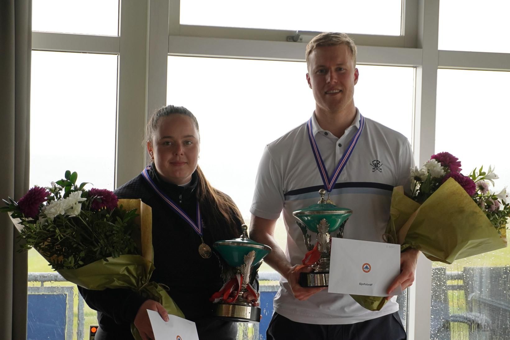 Heiðrún Anna Hlynsdóttir og Jóhannes Guðmundsson með sigurlaunin í dag.