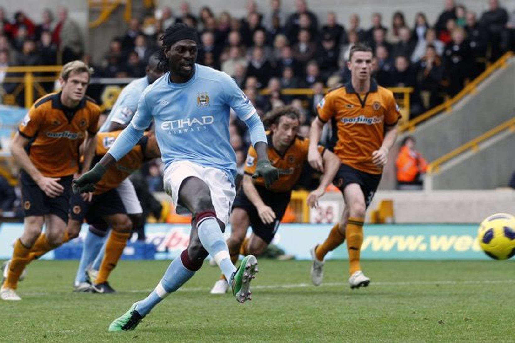 Emmanuel Adebayor skorar úr vítaspyrnu fyrir Manchester City gegn Wolves …