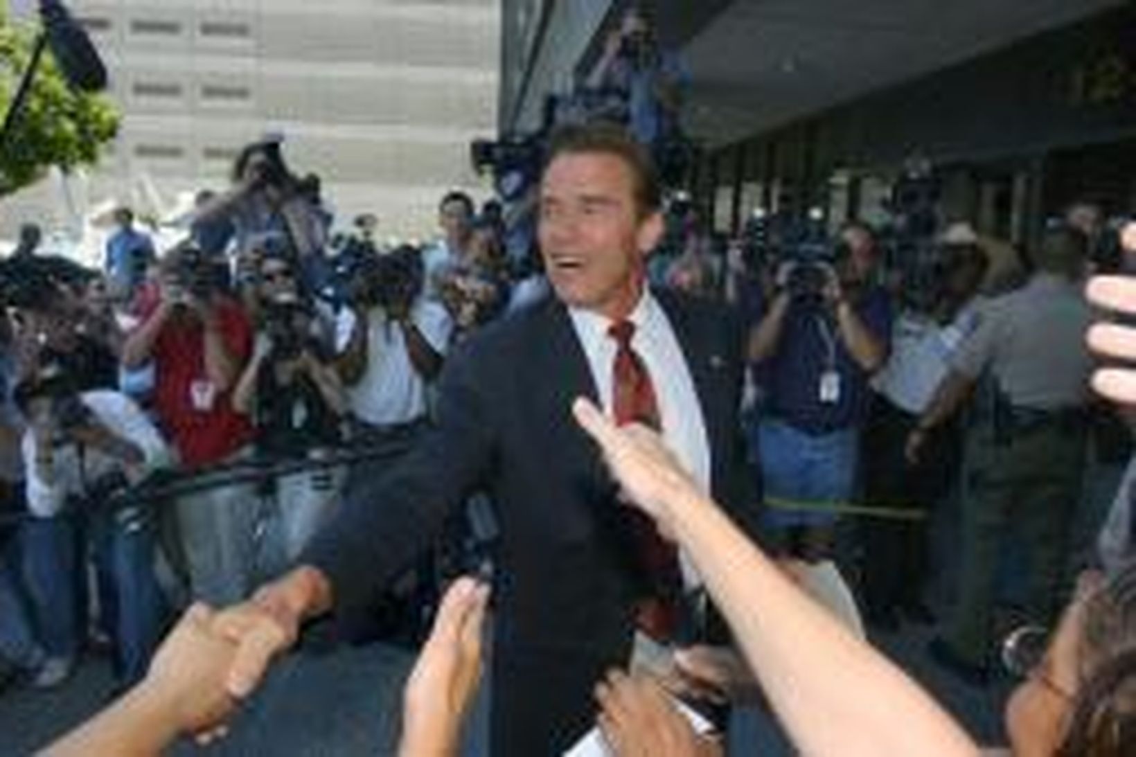 Arnold Schwarzenegger kemur til sýsluskrifstofunnar í Hawthorn í Kalíforníu til …