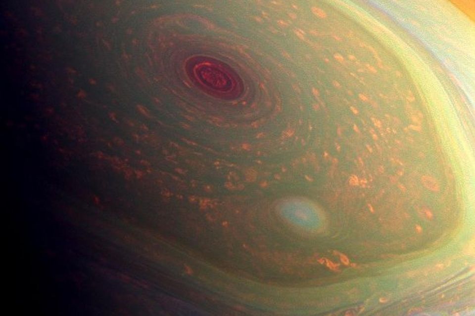Á þessari mynd frá Cassini geimskipi NASA sem tekin var 29. apríl 2013 sést stormsveipurinn …