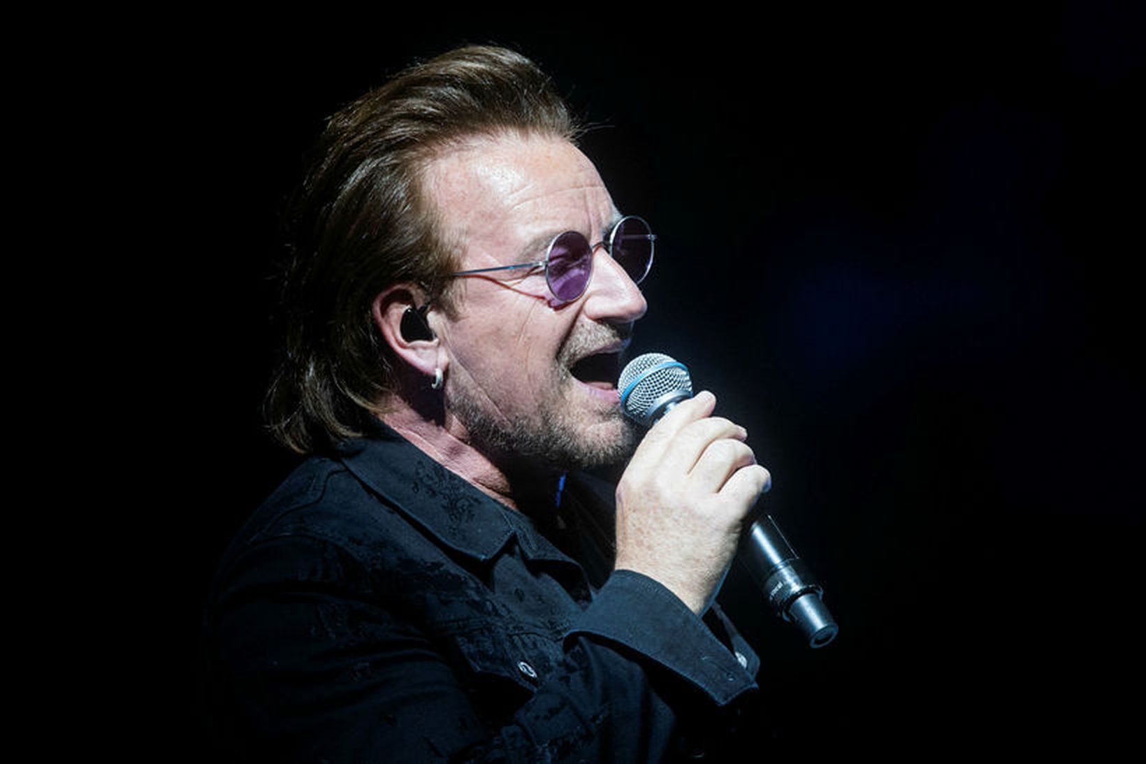 Bono á tónleikunum í Berlín á föstudagskvöldið.