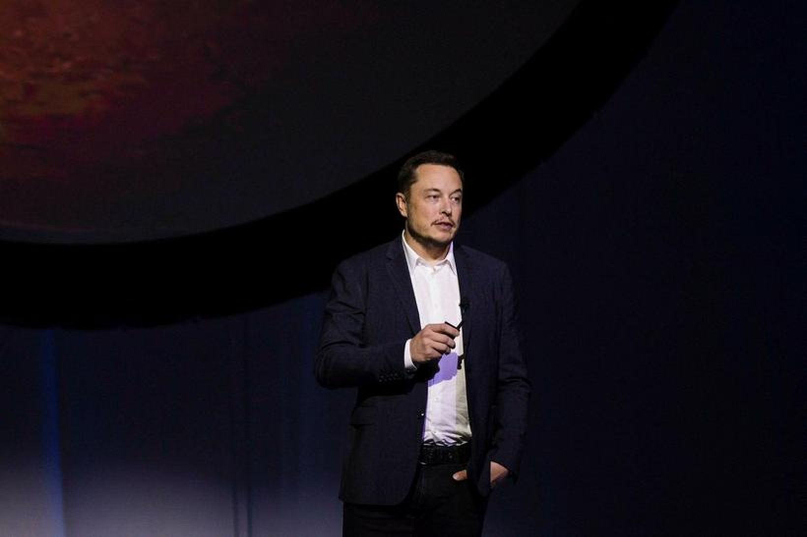 Elon Musk, forstjóri SpaceX og stofnandi Tesla, horfir til þess …