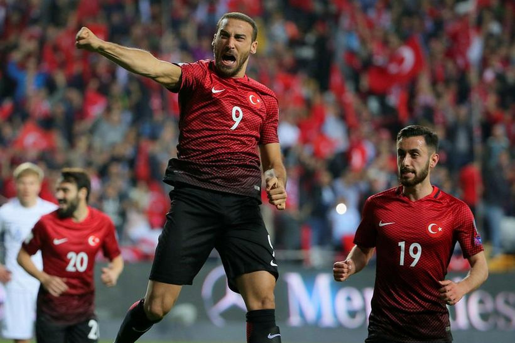 Cenk Tosun fagnar öðru af tveimur mörkum sínum í kvöld.