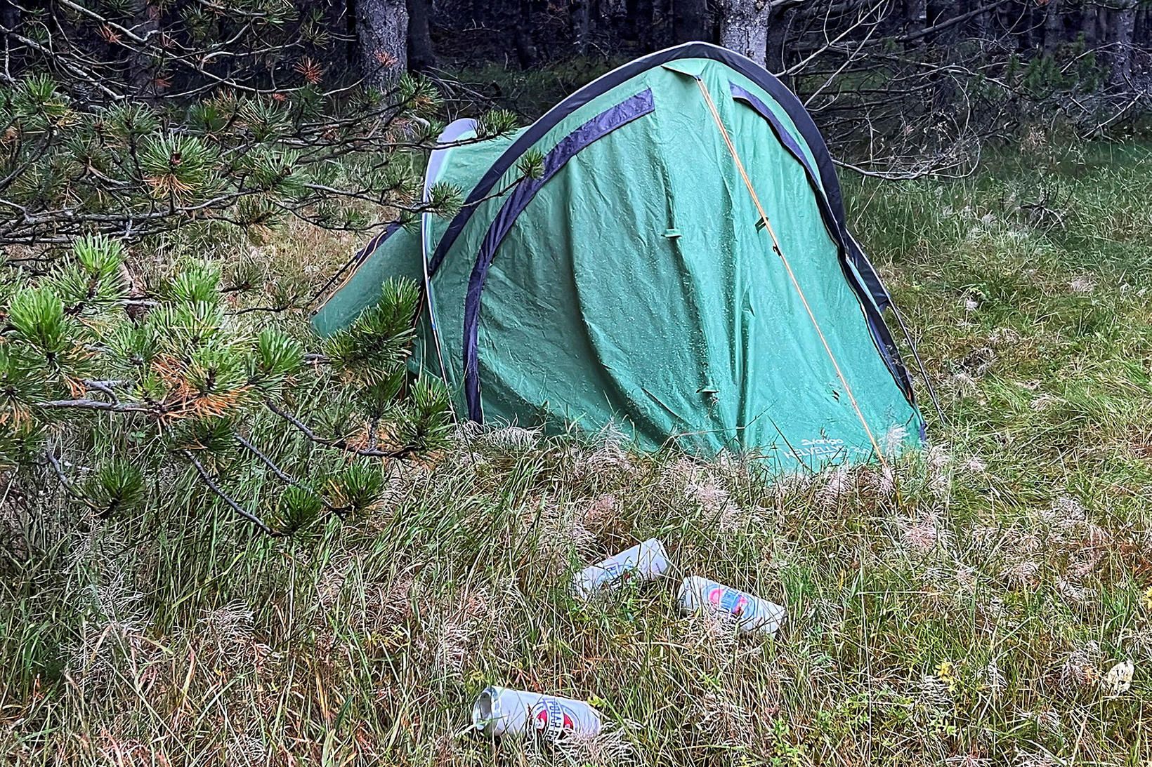 Nýleg mynd tekin innan bæjarmarka Hafnarfjarðarbæjar sýnir vistarverur fólks, tómar …