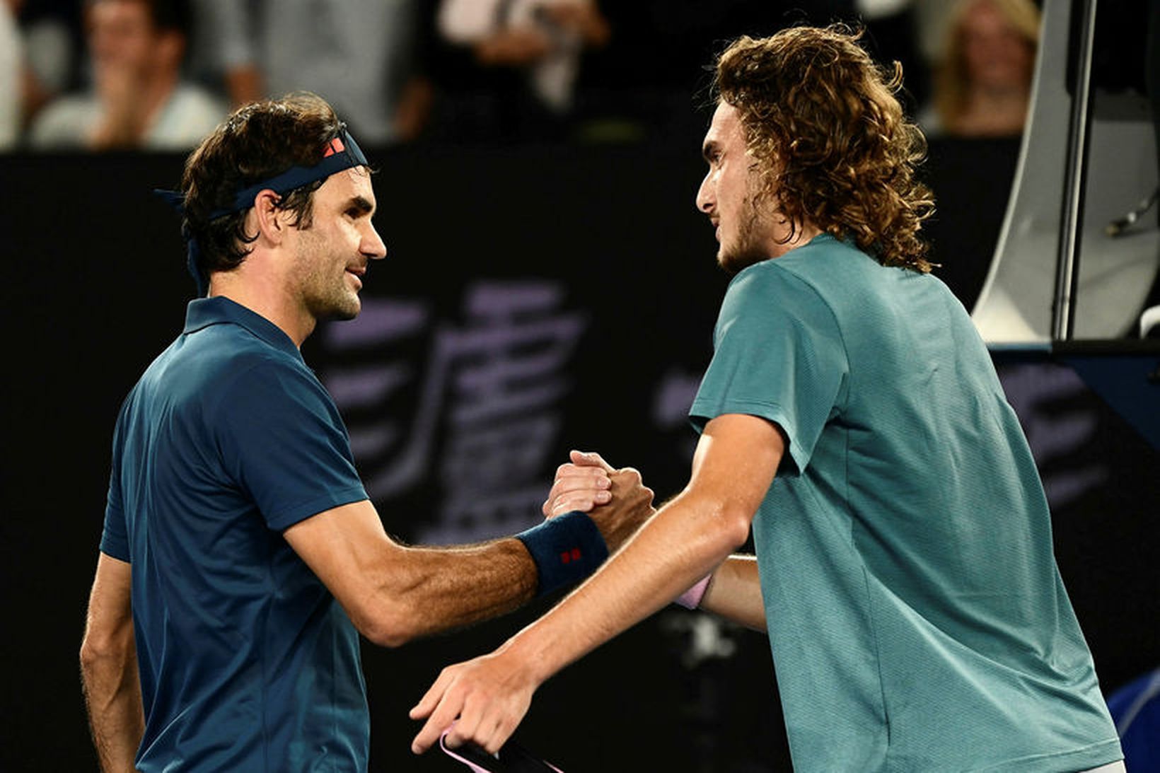 Roger Federer og Stefanos Tsitsipas í leikslok.