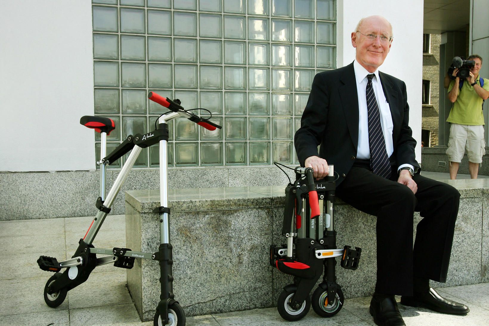 Sir Clive Sinclair ásamt létthjóli sem hann fann upp.