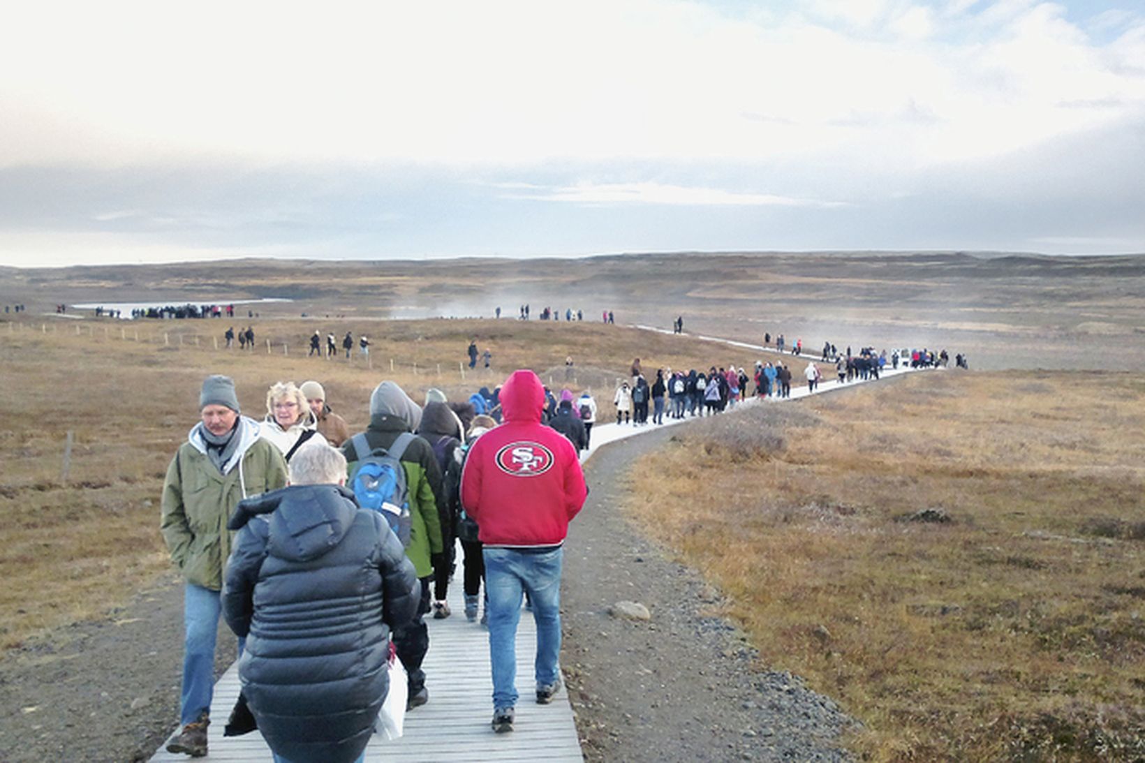 Það var maður við mann á göngubrautinni við Gullfoss á …