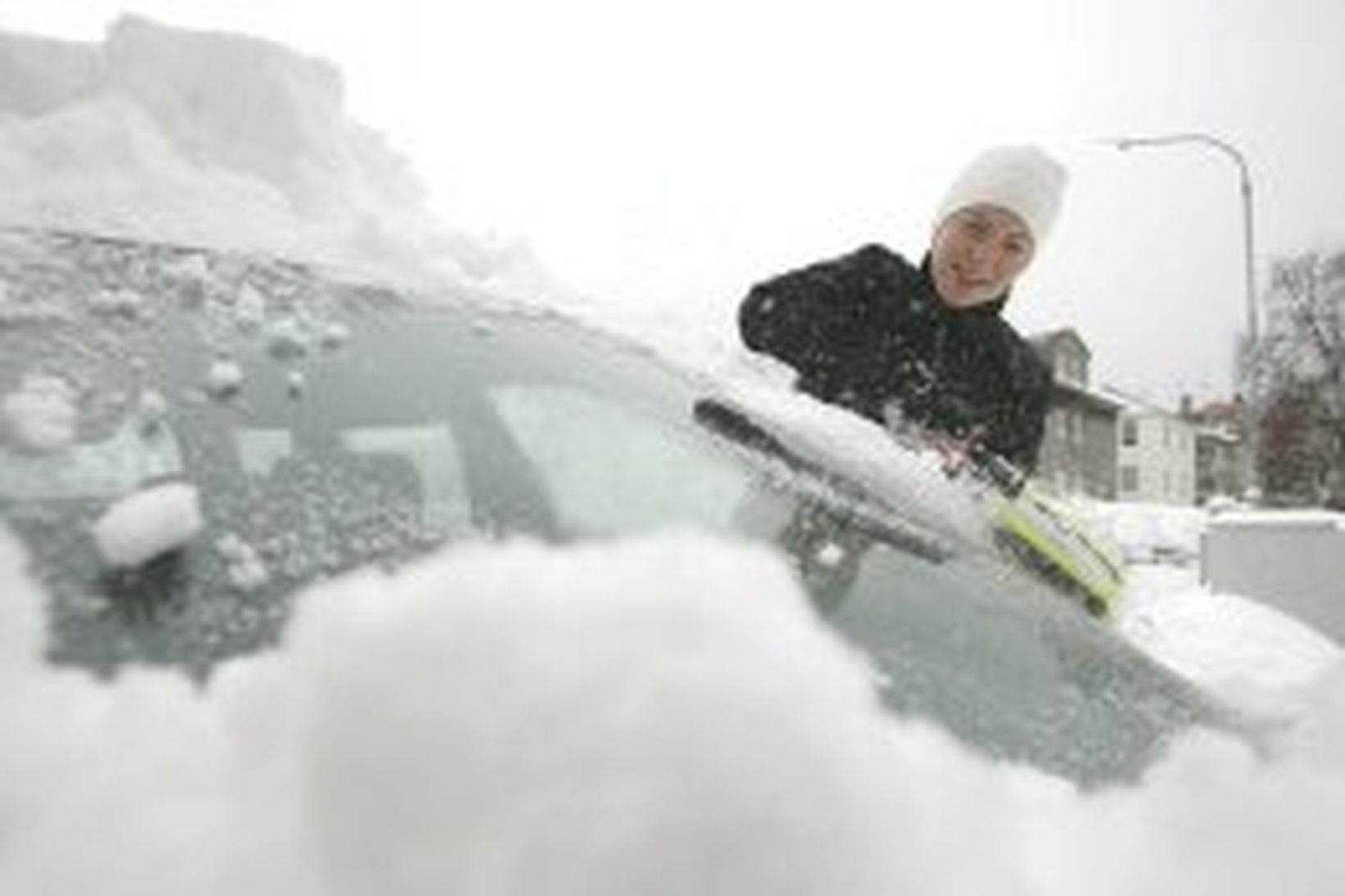 Borgarbúar máttu moka út bíla sína í morgun.