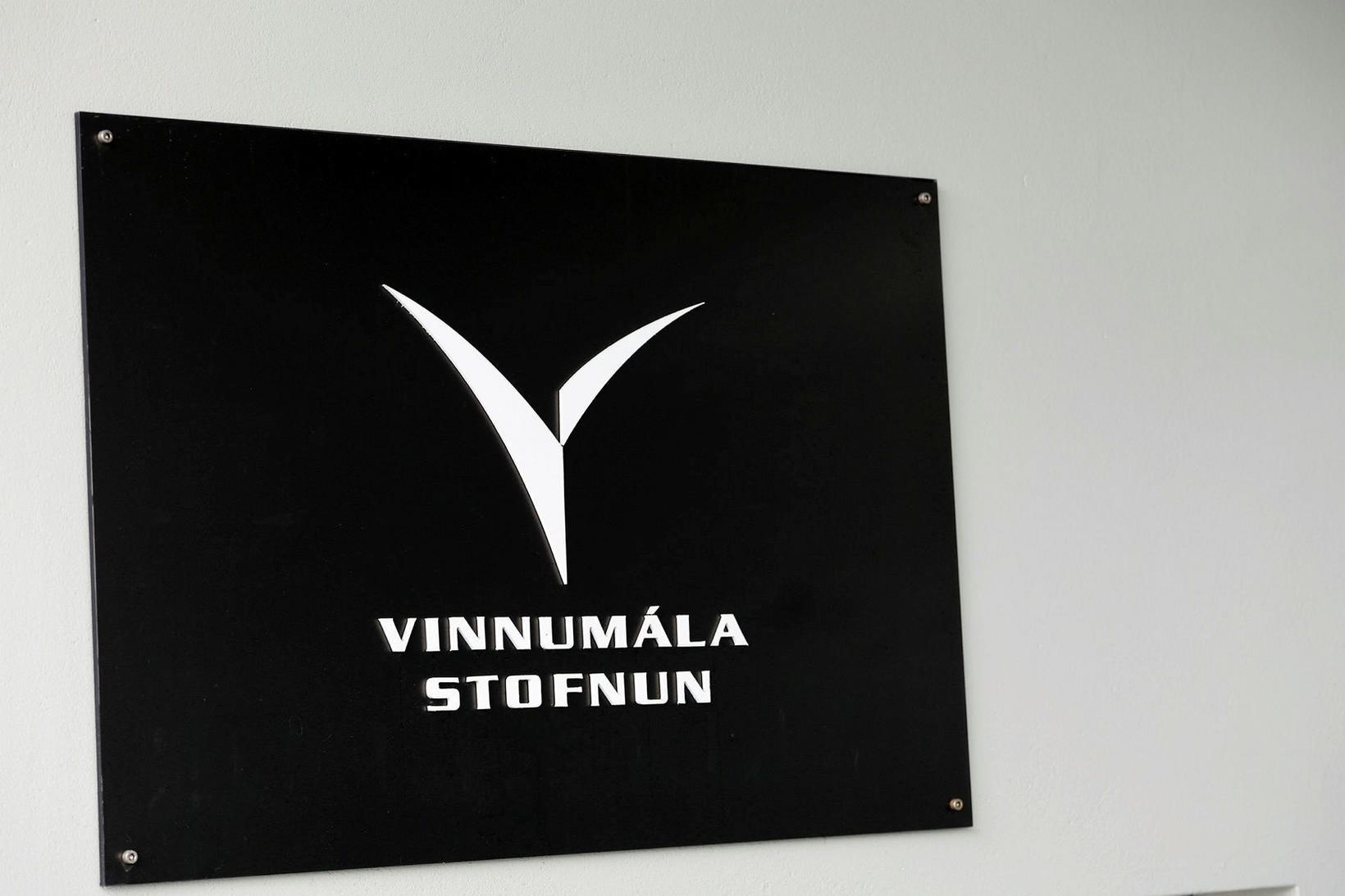 Stofnuninni bárust tvær tilkynningar um hópuppsagnir í apríl.