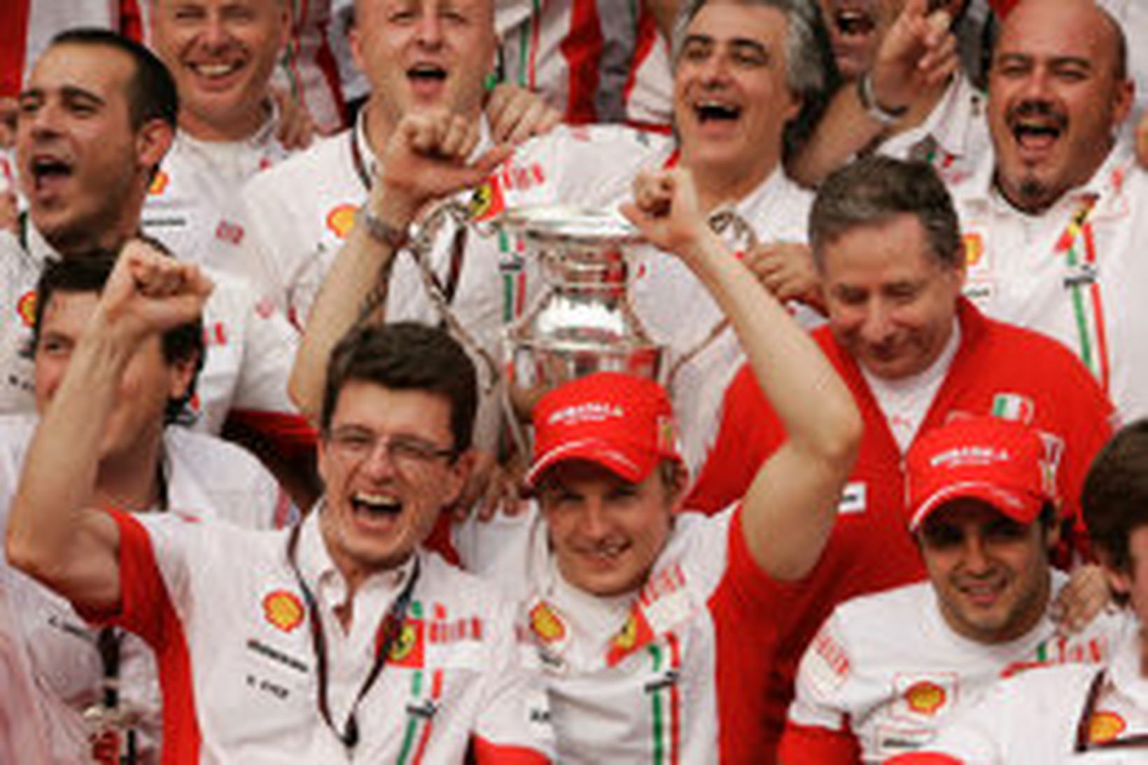 Ferrarimenn fagna sigri og titli Räikkönen í Sao Paulo.