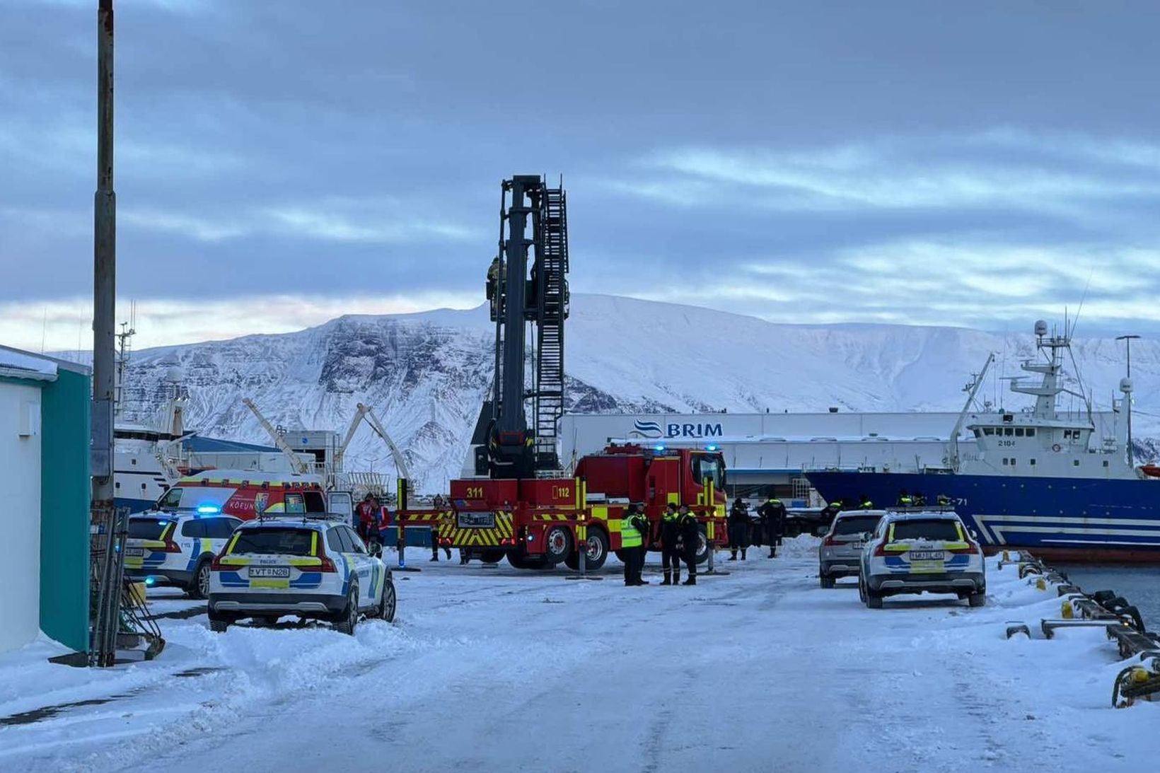 Grunur er um að bifreið hafi farið út í sjóinn.