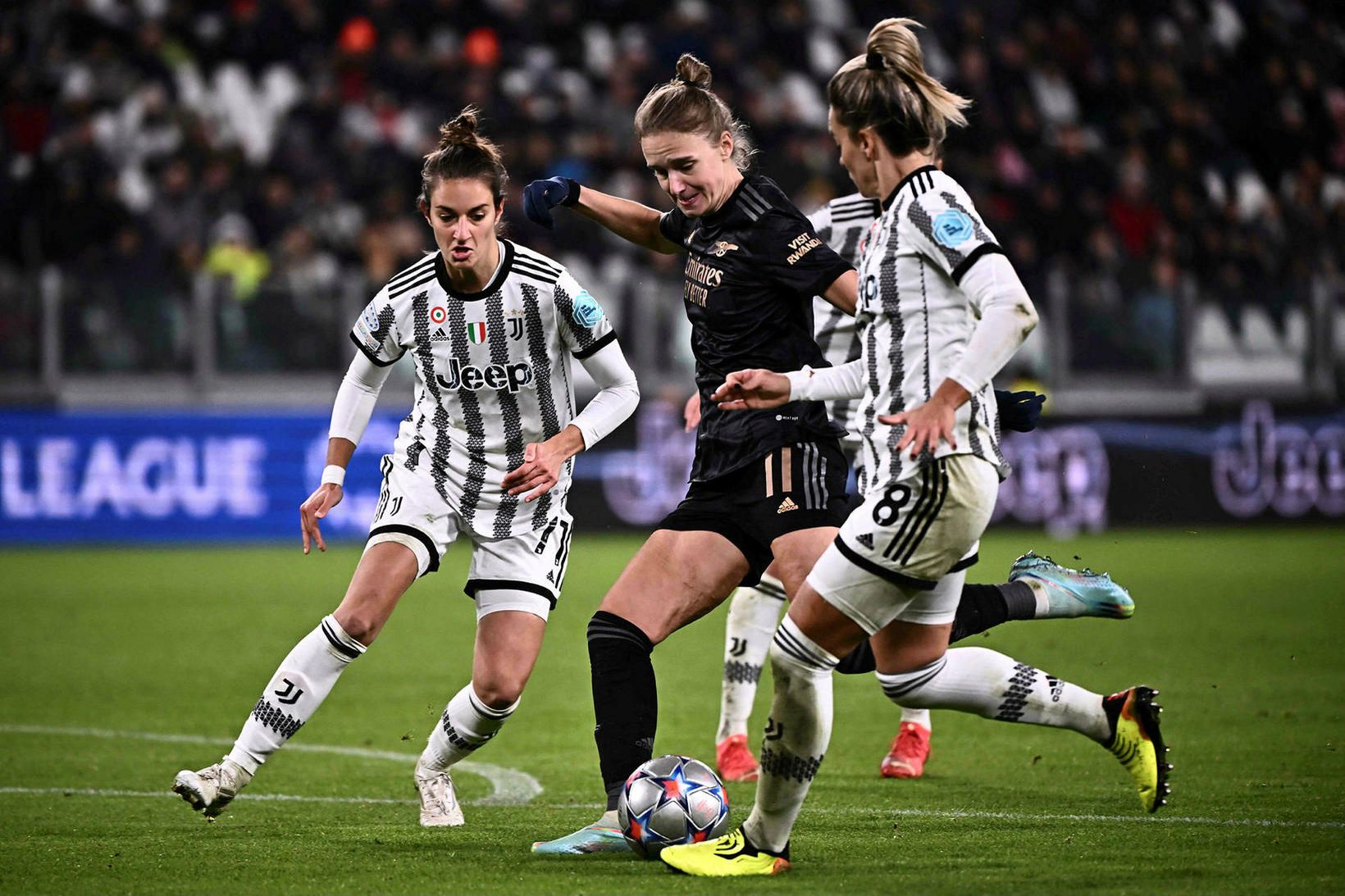 Martina Lenzini í baráttu við Vivianne Miedema í leik Juventus …