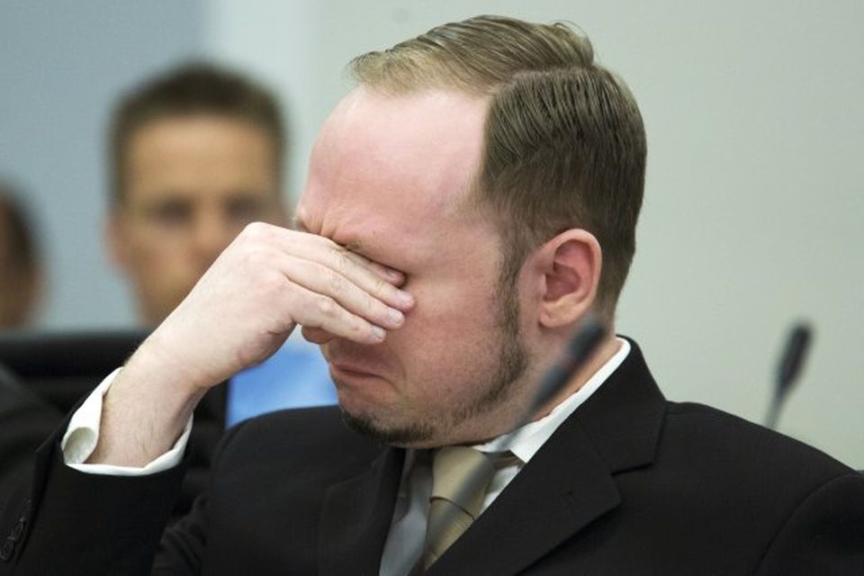 Anders Behring Breivik táraðist er myndband sem hann setti á netið var sýnt í réttarsalnum.