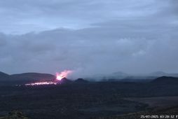 Myndin er frá vefmyndavél Veðurstofunnar við gosstöðvarnar á fjórða tímanum í nótt.
