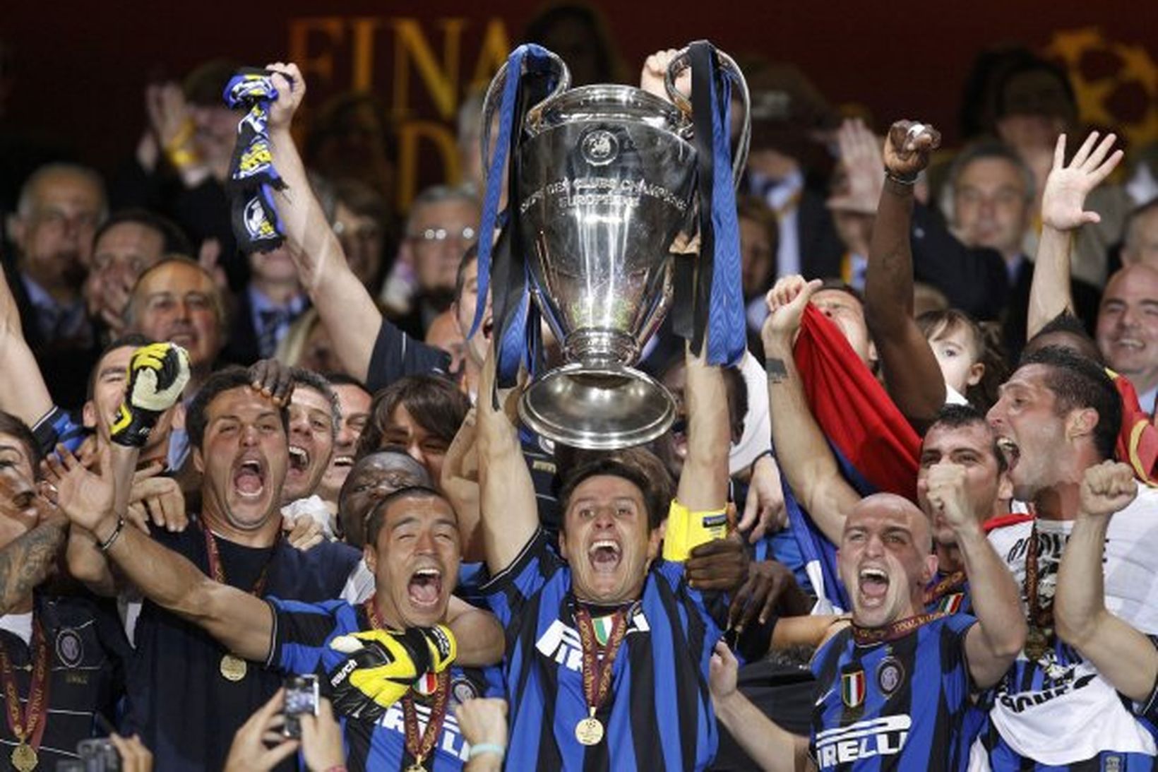 Javier Zanetti fyrirliði Inter lyftir Evrópubikarnum á loft.