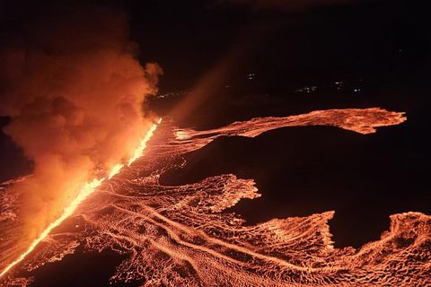 Hraun rann undir Svartsengislínu og olli gríðarlegur hiti þess því að línan seig og sló …