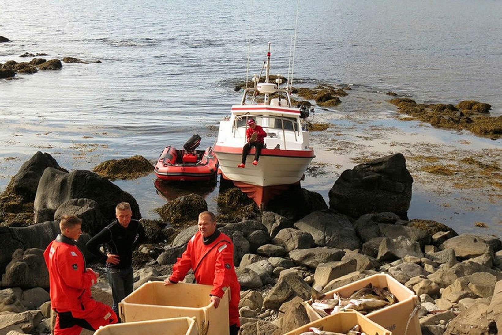 Unnið hefur verið að því að þétta bátinn sem er …