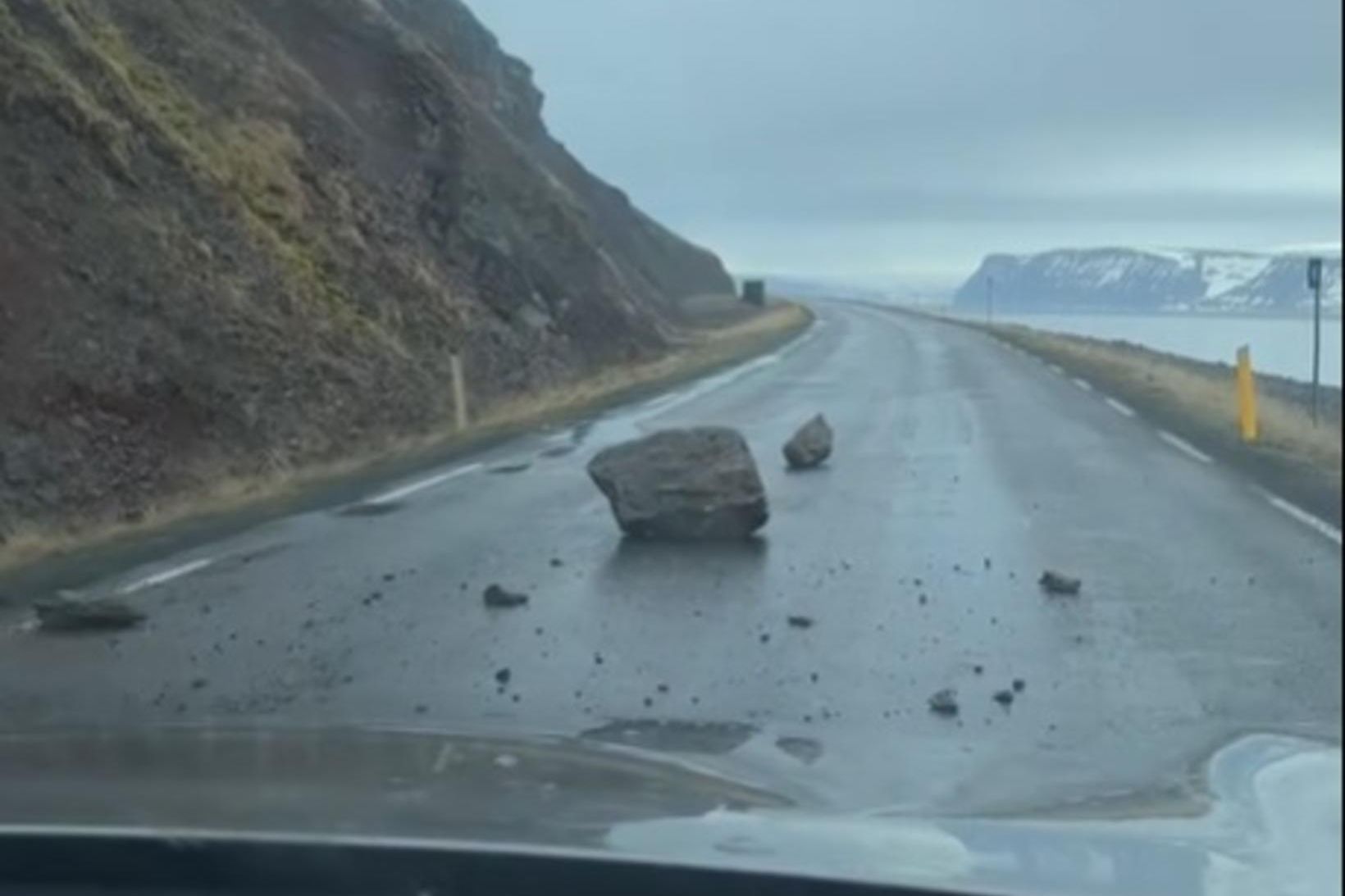 Grjótið sem féll á veginn.