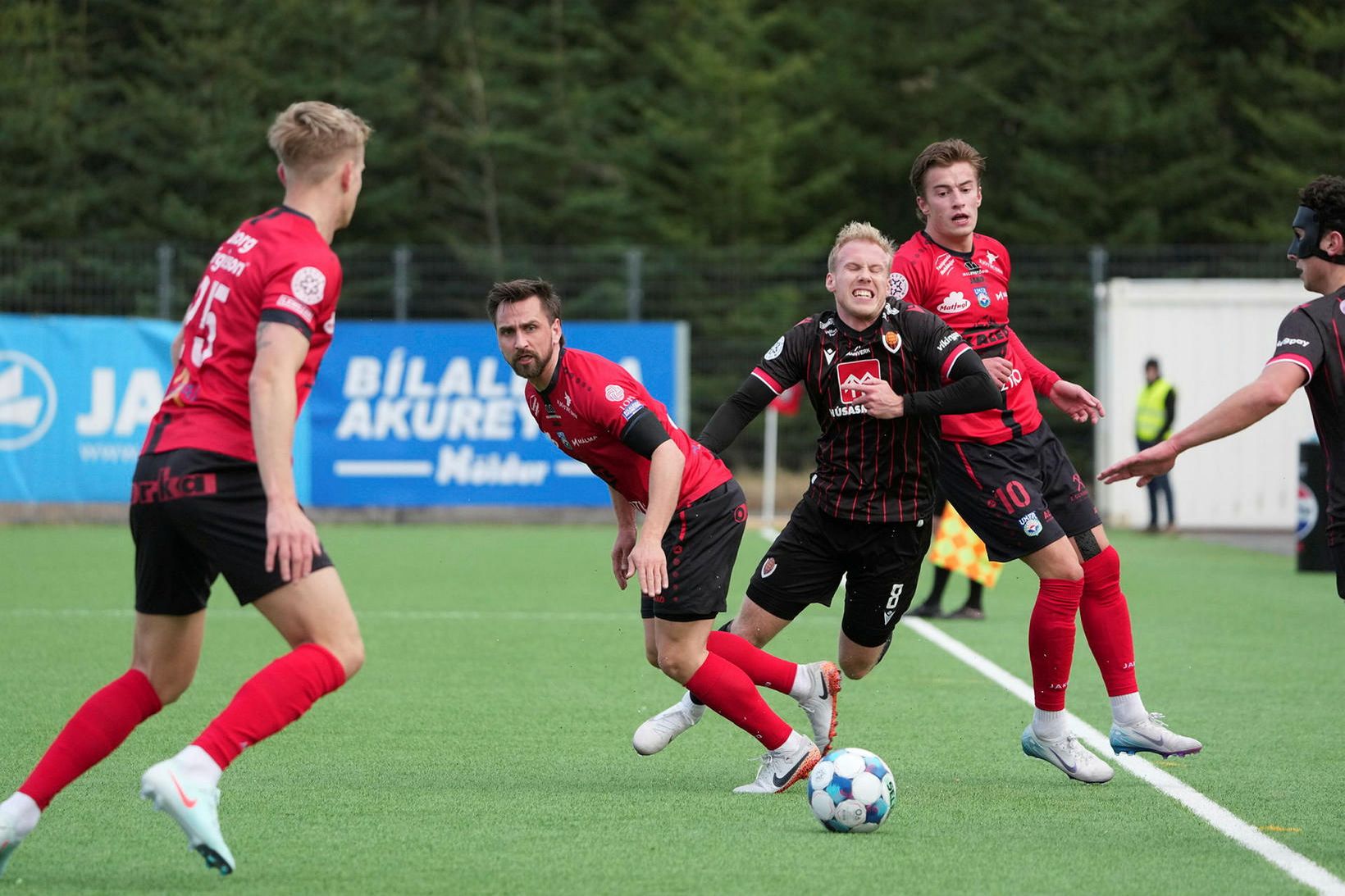 Viktor Örlygur Andrason fellur í baráttu við Oliver Sigurjónsson og …