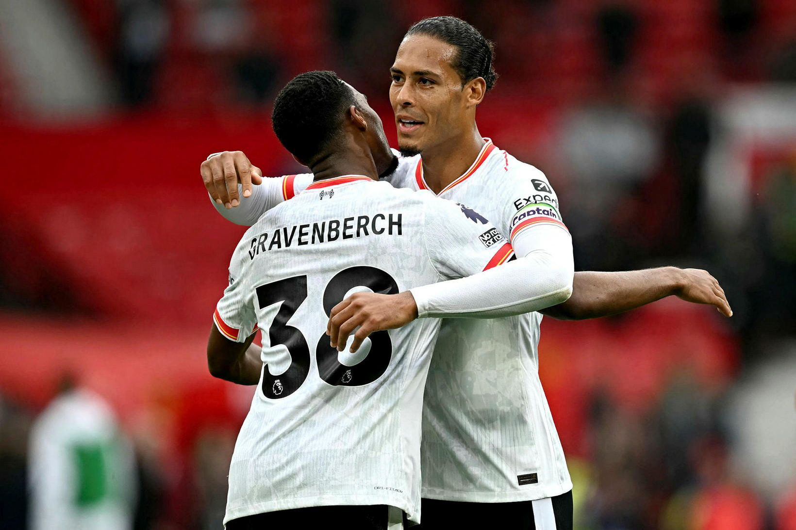 Virgil van Dijk fagnar ásamt landa sínum hjá Liverpool, Ryan …