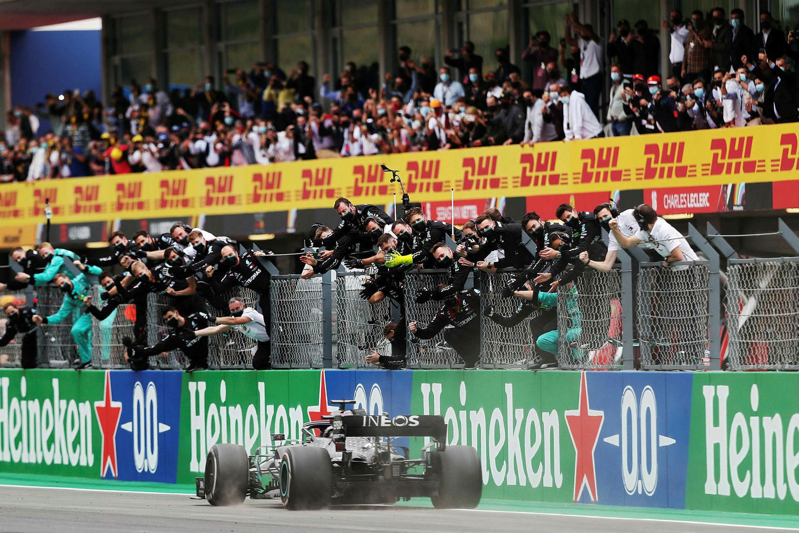 Lewis Hamilton ekur yfir marklínuna í kappakstrinum í Portimao í …