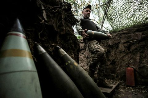 Úkraínskur hermaður heldur á skotfæri í M109-skriðdreka í Donetsk-héraði í Úkraínu í júní.