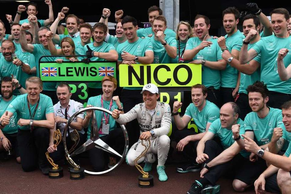 Liðsmenn Mercedes fagna sigrinum með Nico Rosberg í Mónakó.