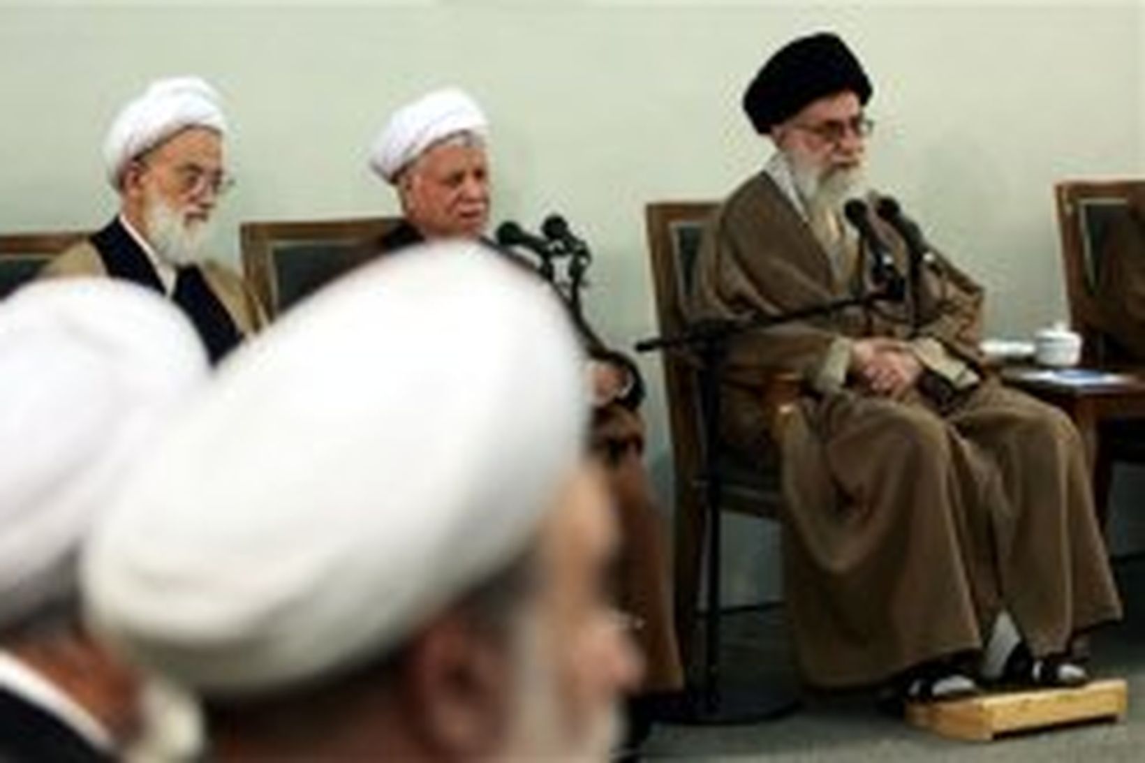 Ali Khamenei, æðsti klerkur Írans, til hægri, ásamt Akbar Hashemi …