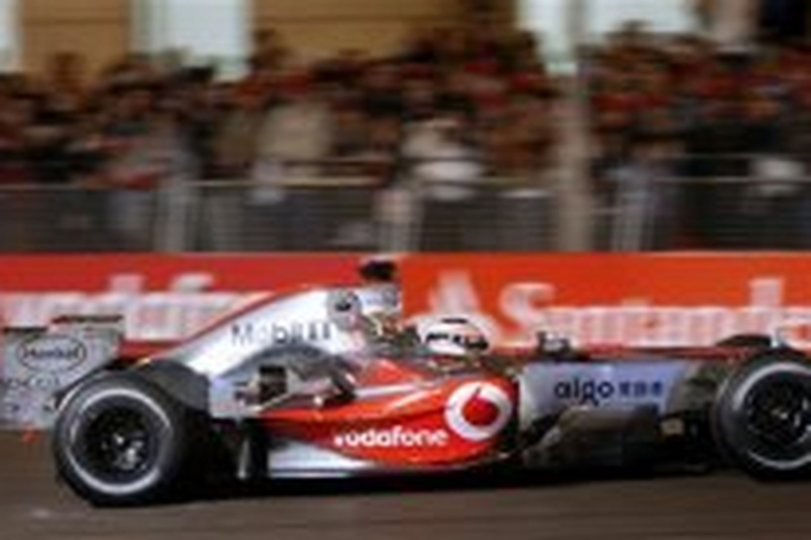 Alonso frumekur 2007-bíl McLaren á götum Valencia í kvöld.