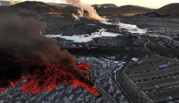 Yfir 300 stæði fóru undir hraun