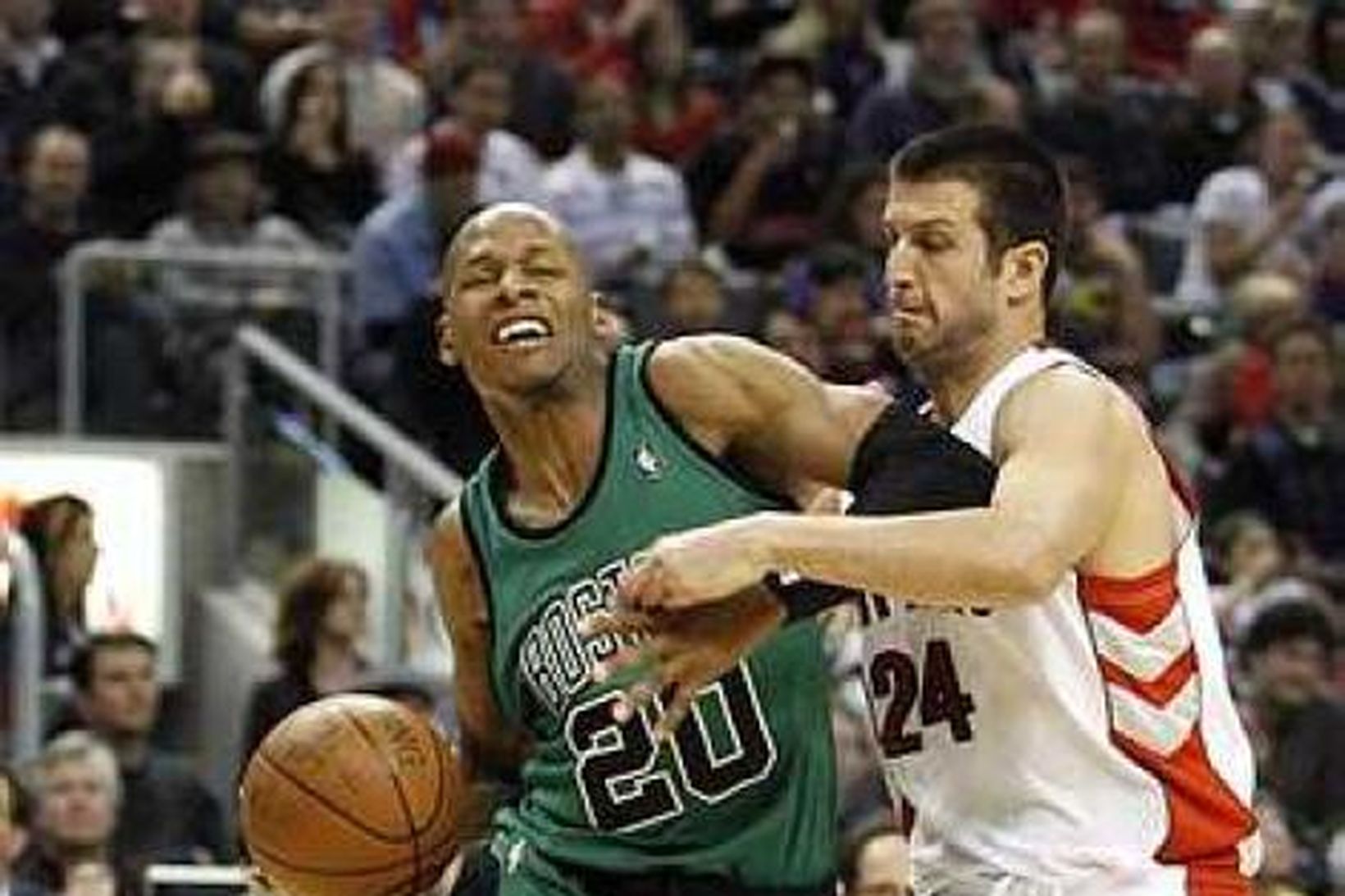 Ray Allen í baráttu við Jason Kapono í leiknum í …