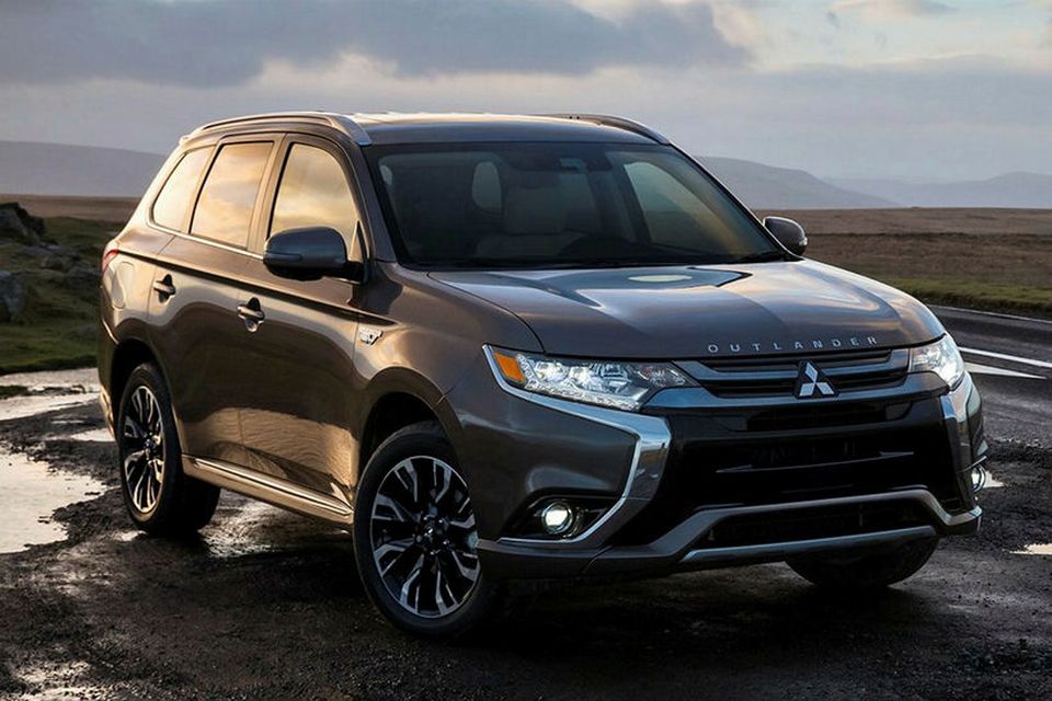 Mitsubishi Outlander PHEV tengiltvinnbíllinn hefur selst eins og heitar lummur. Hann er ýmsum kostum búinn.