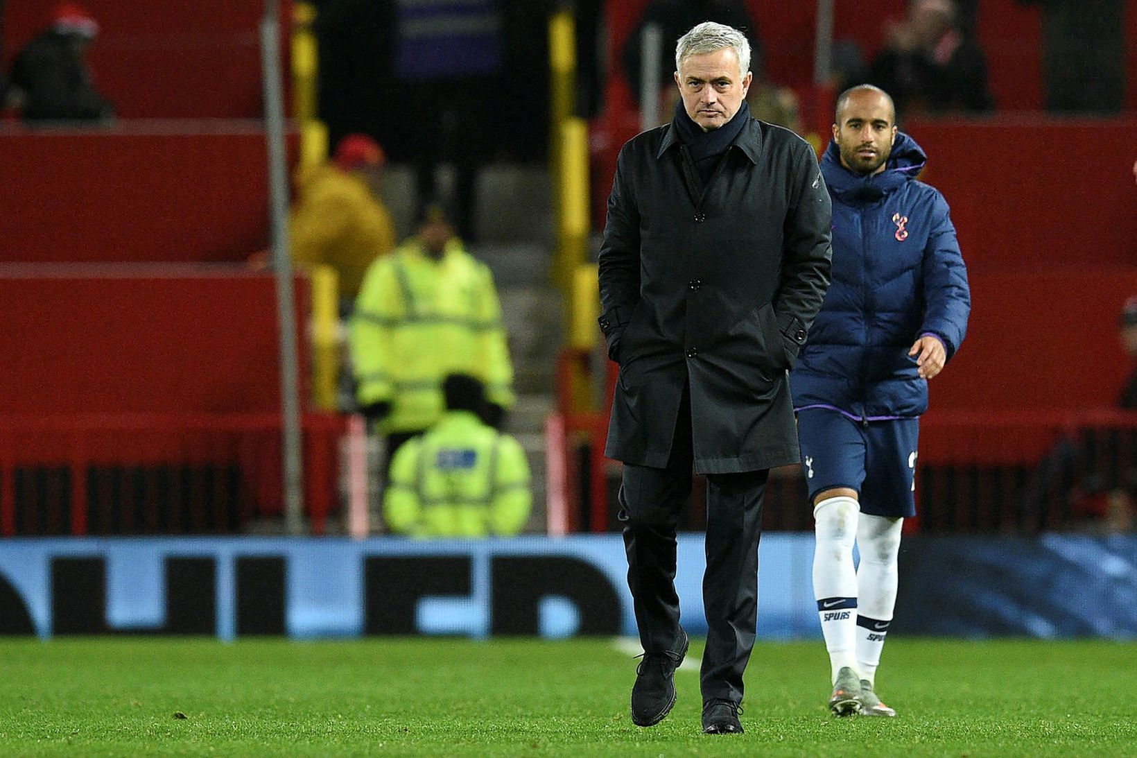 José Mourinho gengur svekktur af velli í kvöld.
