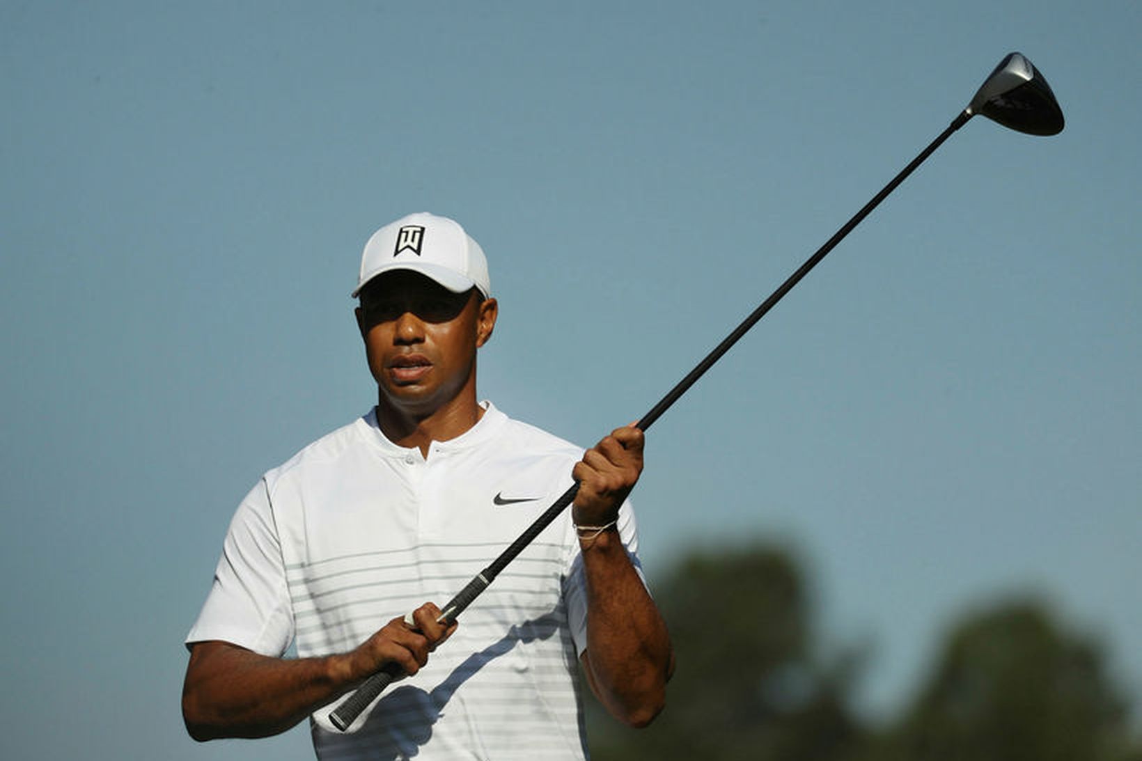 Tiger Woods mundar kylfuna á æfingahring á Augusta vellinum í …