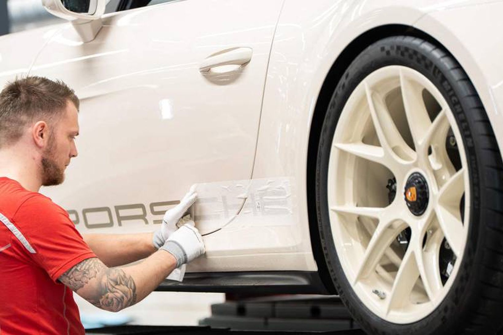 Lokahöndin lögð bíl í verksmiðju Porsche. Framleiðendur eru í kapphlaupi …