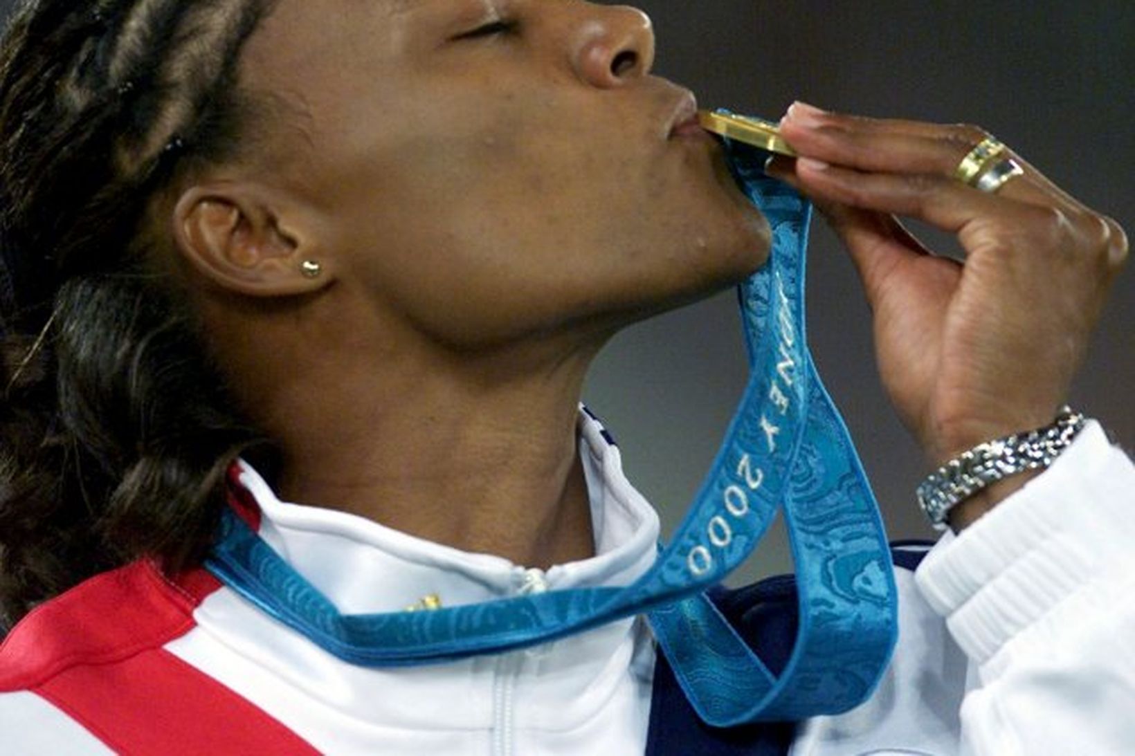 Marion Jones kyssir verðlaunapening á leikunum í Sydney.