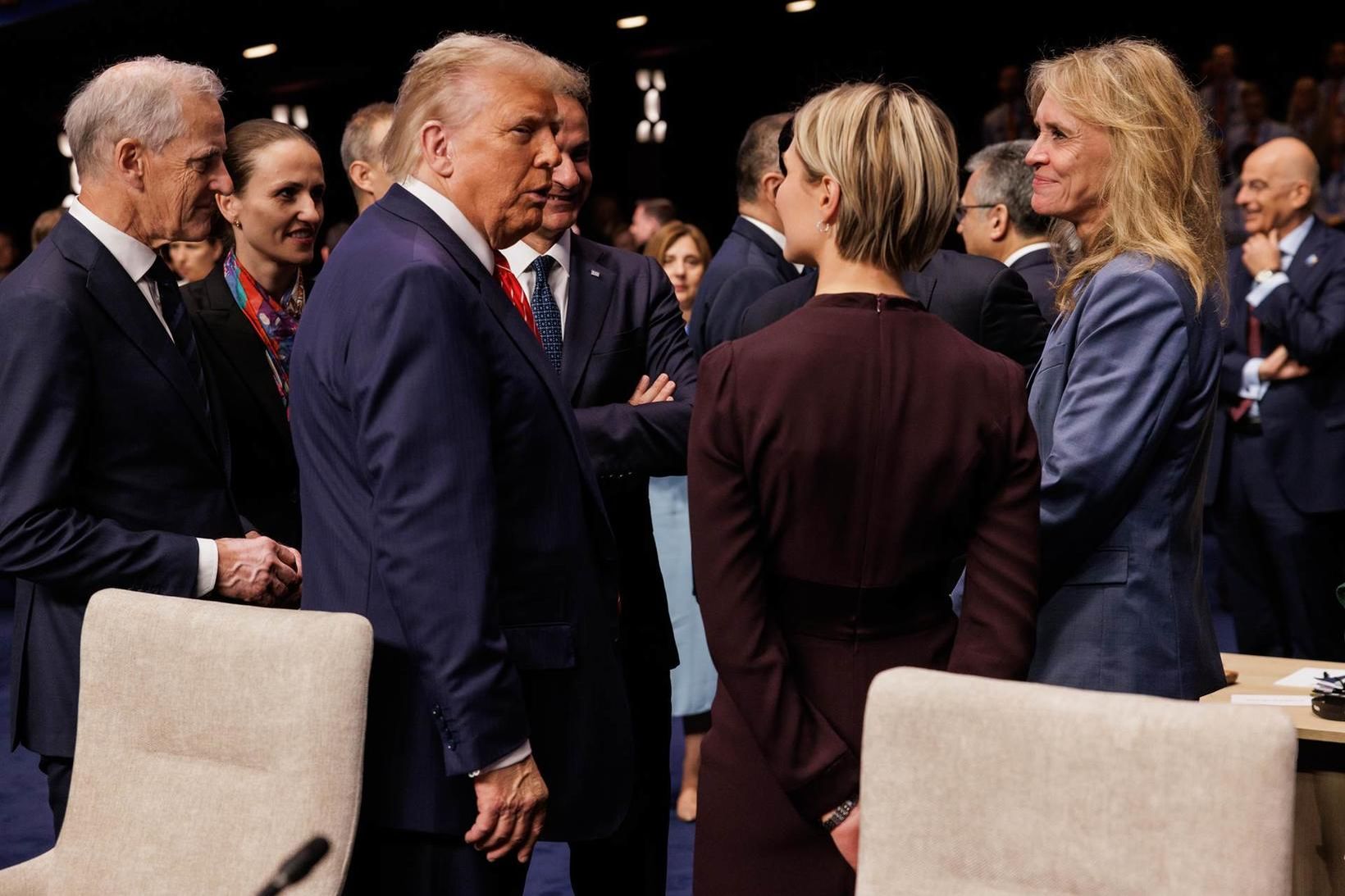 Kristrún Frostadóttir forsætisráðherra og Þorgerður Katrín Gunnarsdóttir utanríkisráðherra ræða við …