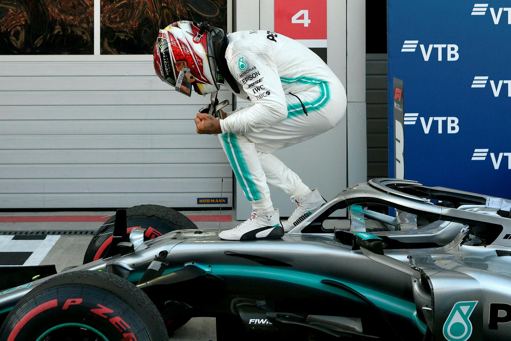 Lewis Hamilton hrósar sigri í Sotsjí.