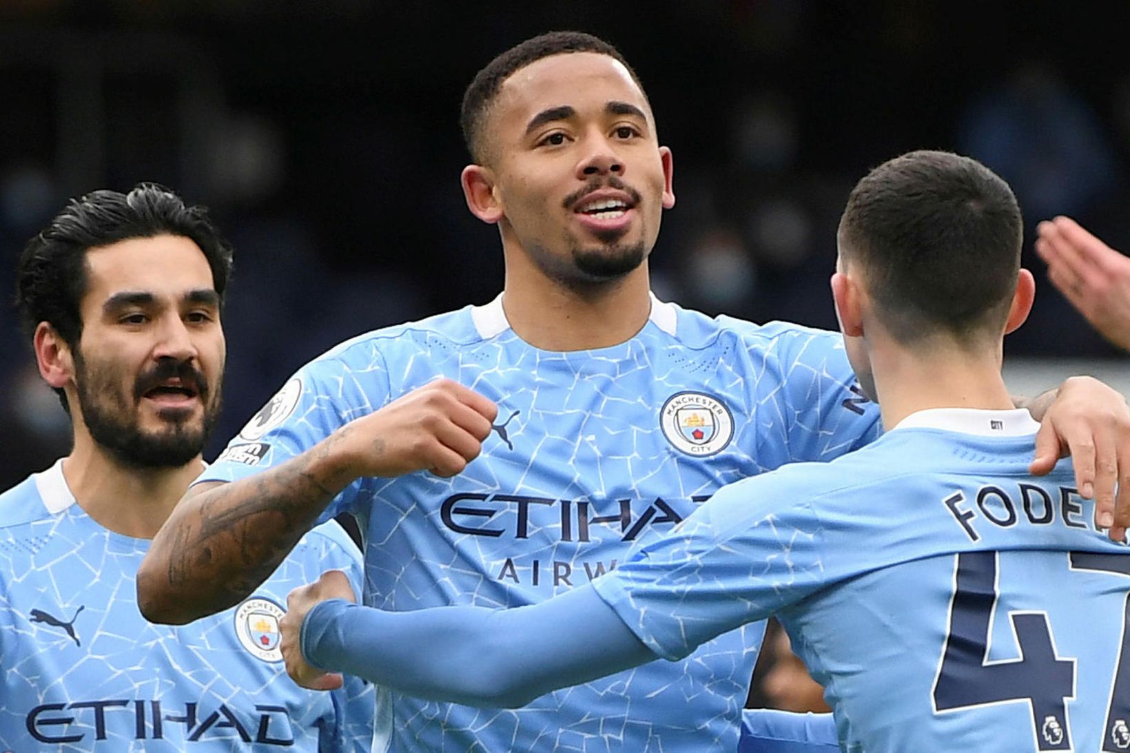 Brasilíumaðurinn Gabriel Jesus fagnar sigurmarki sínu í dag.