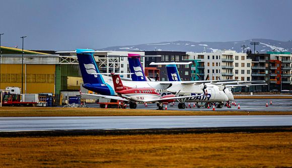 Eiga að loka flugbrautinni fyrir laugardag