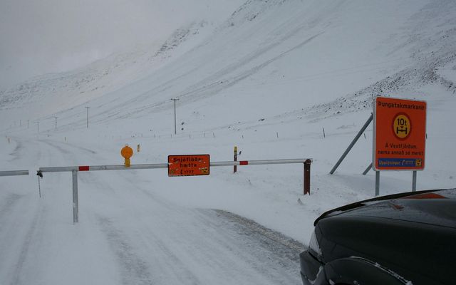 Vegurinn um Raknadalshlíð í Patreksfirði er lokaður og sömuleiðis Kleifaheiðin. Mynd úr safni.