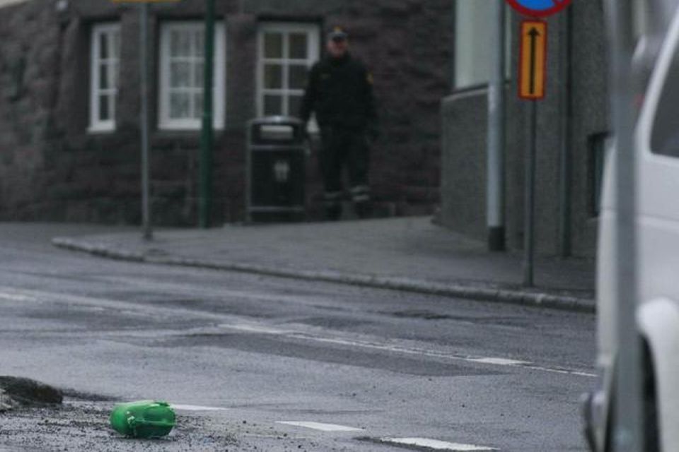 Grænn bensínbrúsi, sem sést á götunni, virðist hafa verið festur við hlutinn.