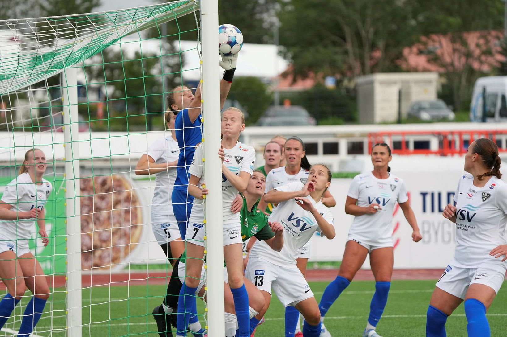 Guðný Geirsdóttir markvörður ÍBV gómar boltann í leiknum á Kópavogsvelli …