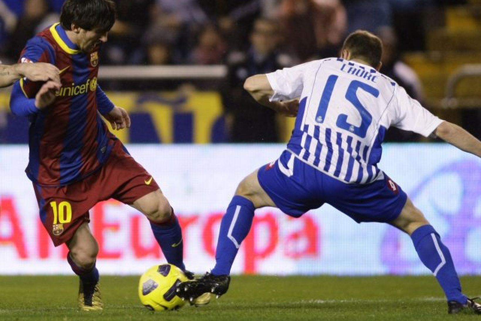 Lionel Messi snýr á varnarmann Deportivo í leiknum í kvöld.